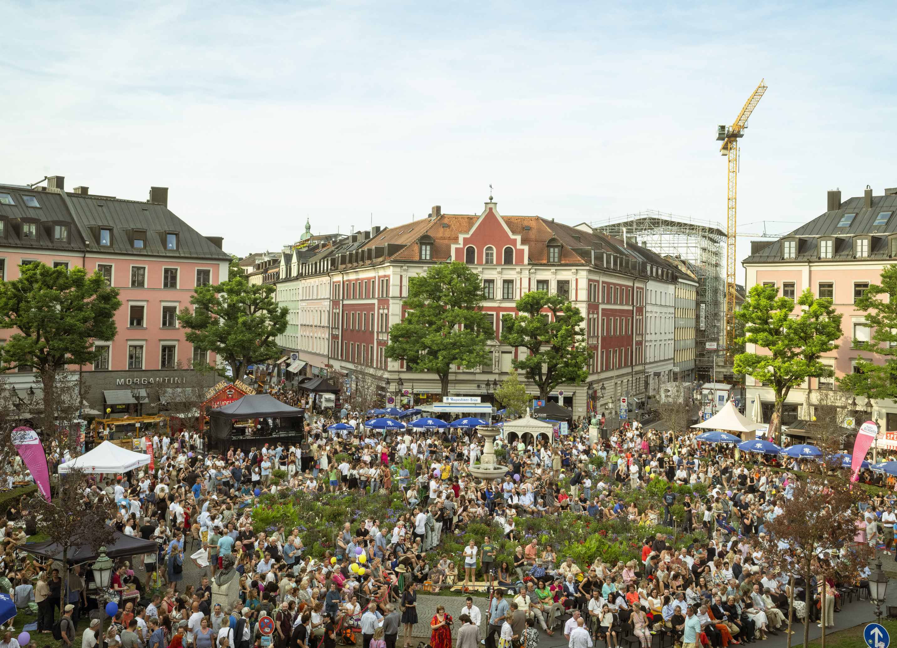 Luftbild Menschenmenge auf dem Gärtnerplatz