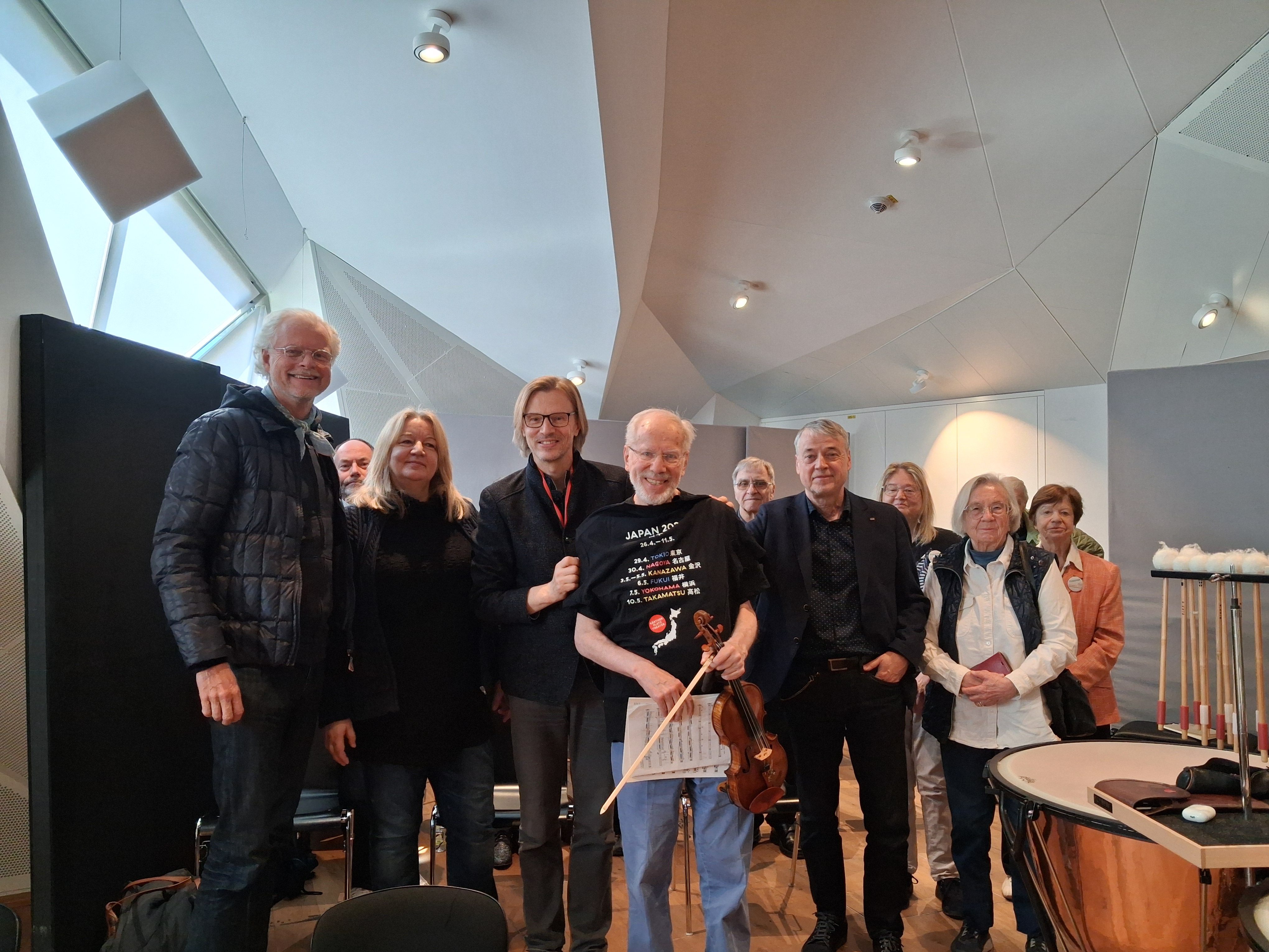 Gidon Kremer mit Mitgliedern des Freundeskreises bei der Orchesterprobe