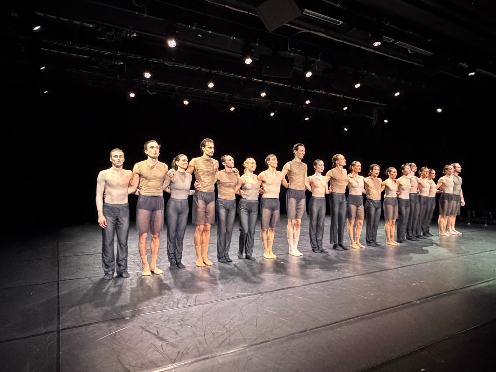 Das Ballettensemble nimmt den Applaus entgegen