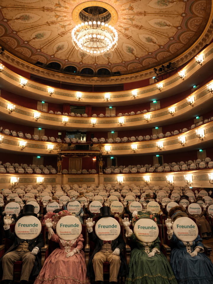 Freundeskreis-Motiv im Zuschauerraum des Gärtnerplatztheaters