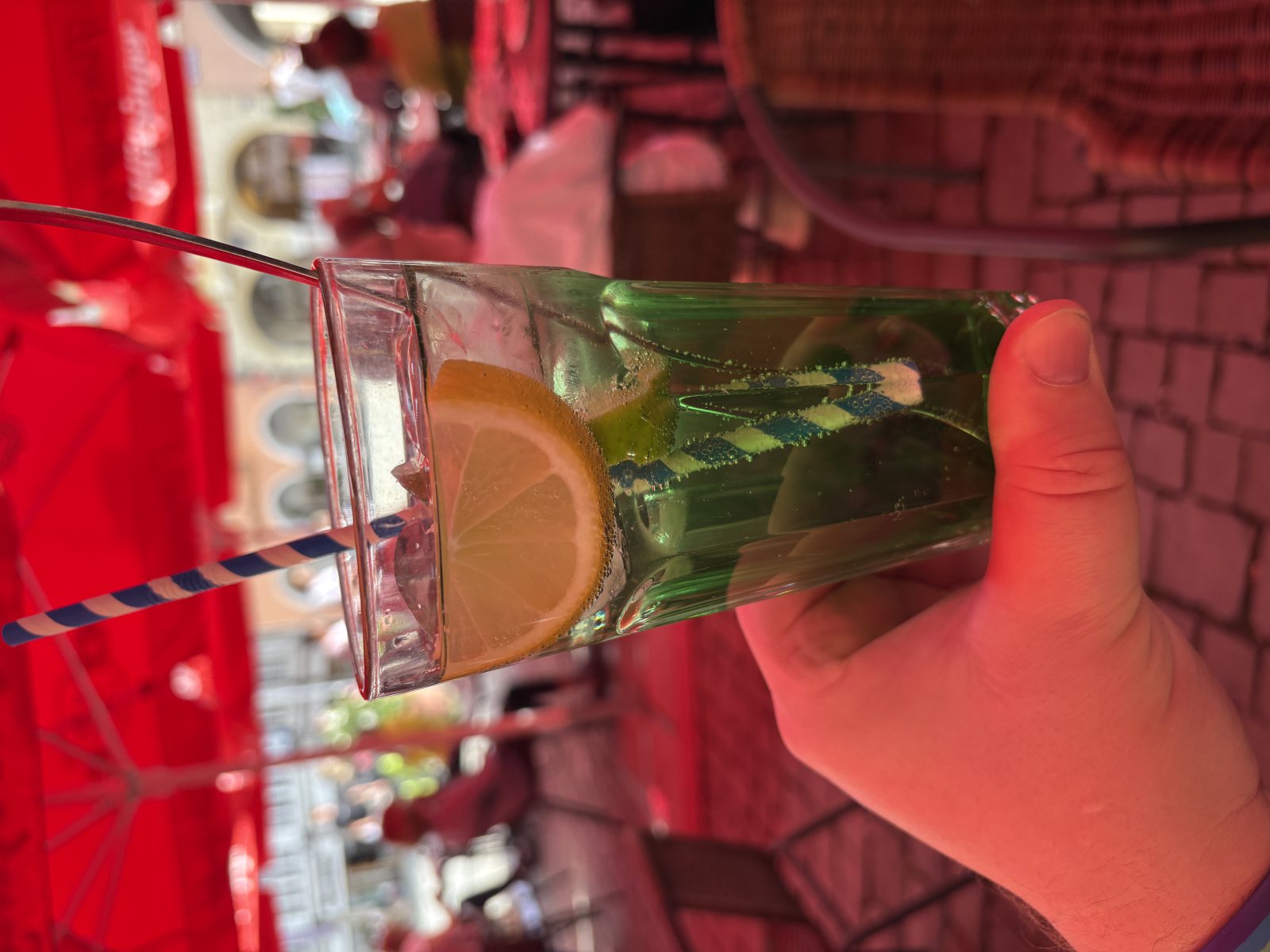 Ein Glas Waldmeister-Limonade