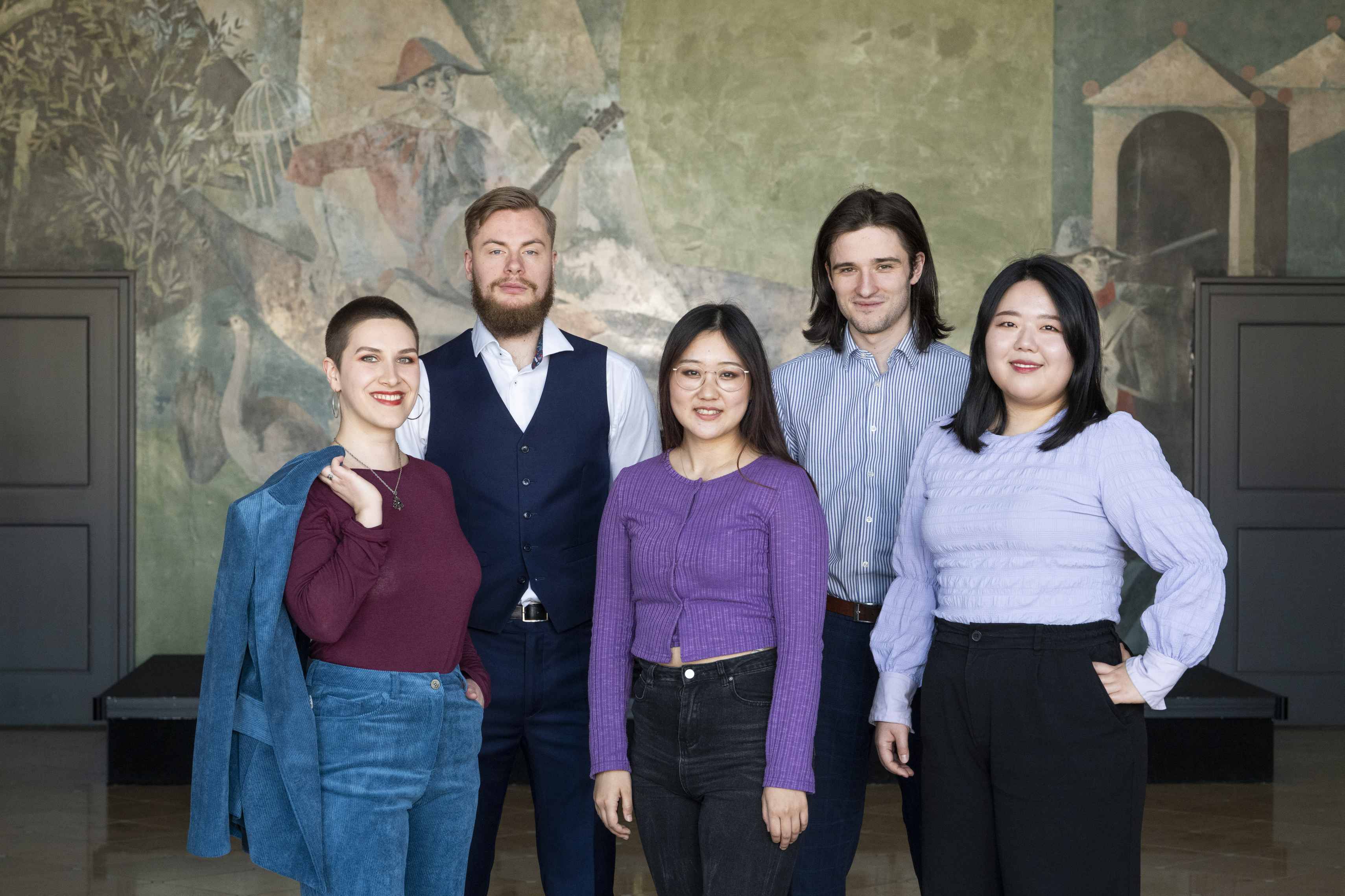 Die Mitglieder des Opernstudios stehen im Pausenfoyer des Gärtnerplatztheaters.